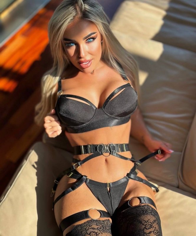 Hravá Ester _0