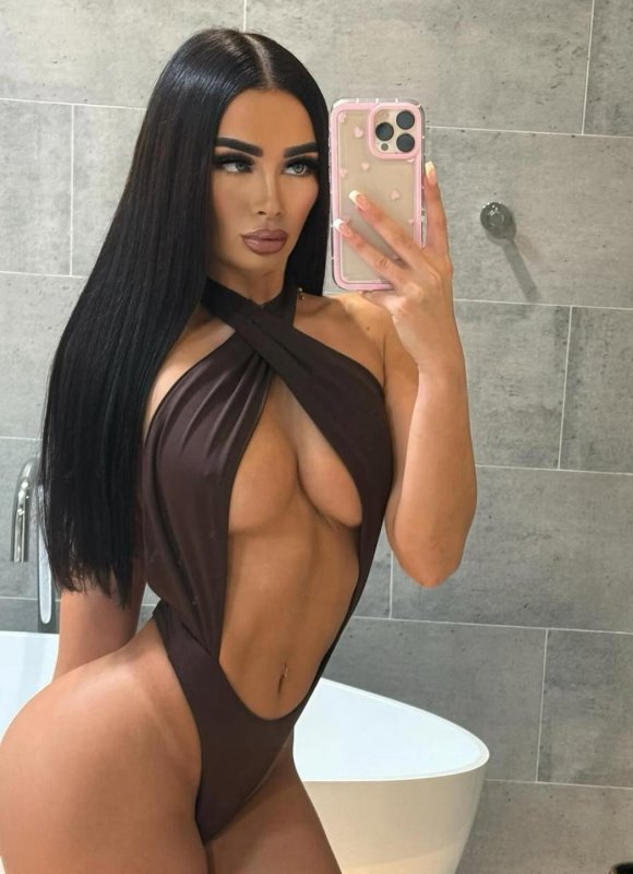 Brunetka z sexim Tělíčkem _0